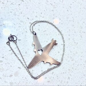 🫠 5 items = $15 🫠 UNBRANDED wanderlust silver heart plane chain necklace